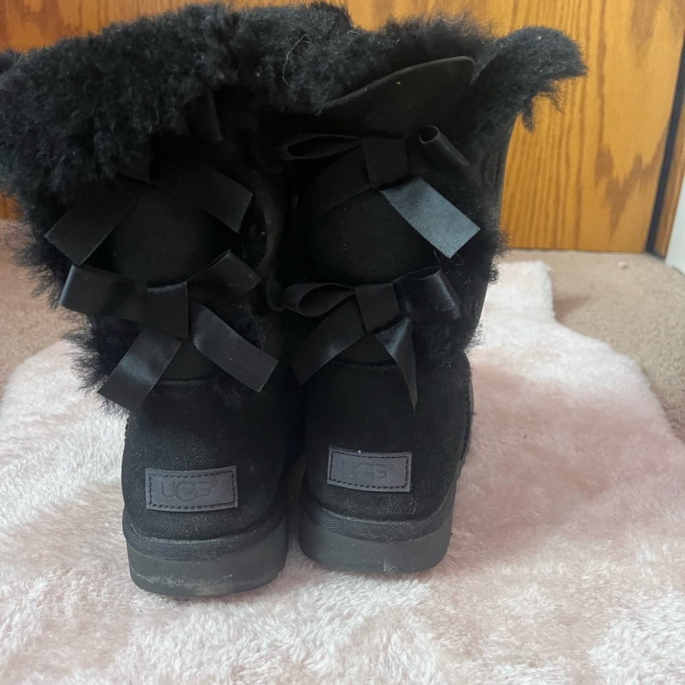 BLACK BAILEY BOW TWO UGGS - Picture 4 of 8
